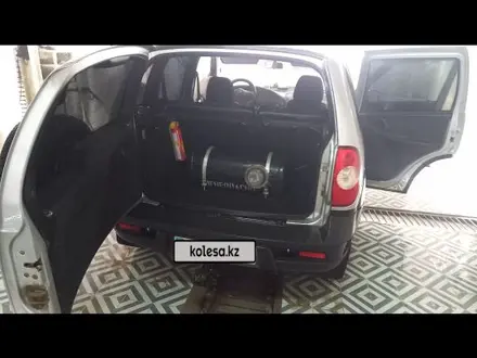 Chevrolet Niva 2012 года за 2 300 000 тг. в Атырау – фото 3