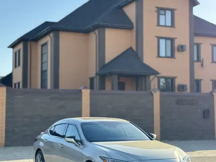 Lexus ES 300h 2020 года за 20 800 000 тг. в Актобе – фото 2