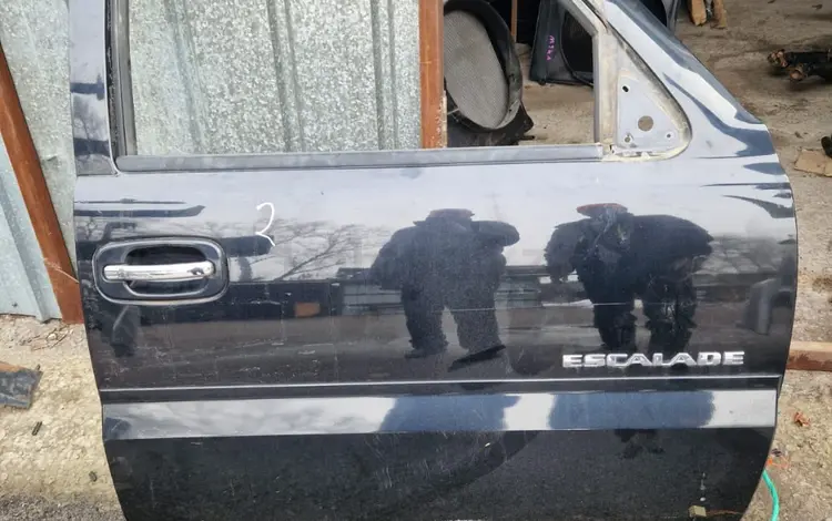 Дверь передняя правая на Cadillac Escalade 2004г за 40 000 тг. в Алматы