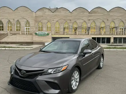 Toyota Camry 2018 года за 9 200 000 тг. в Уральск – фото 2
