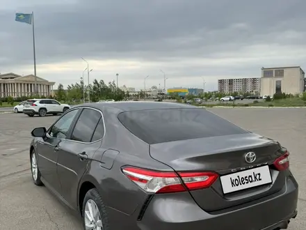 Toyota Camry 2018 года за 9 200 000 тг. в Уральск – фото 5