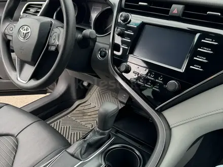 Toyota Camry 2018 года за 9 200 000 тг. в Уральск – фото 6