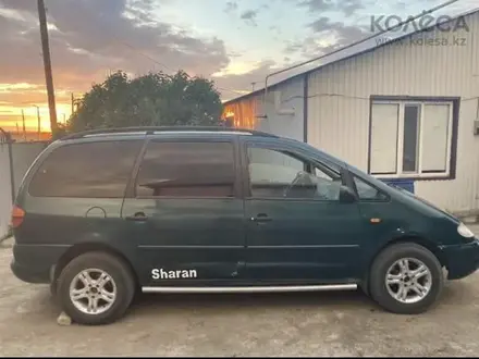 Volkswagen Sharan 1998 года за 1 500 000 тг. в Актобе