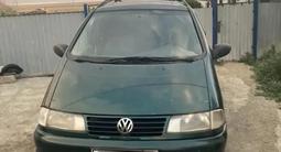Volkswagen Sharan 1998 года за 1 200 000 тг. в Эмба – фото 2