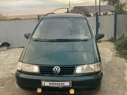Volkswagen Sharan 1998 года за 1 500 000 тг. в Актобе – фото 2