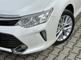 Toyota Camry 2015 года за 11 500 000 тг. в Актобе – фото 2