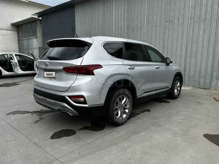 Hyundai Santa Fe 2019 года за 8 500 000 тг. в Актобе – фото 4