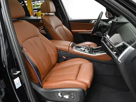 BMW X5 M60i 2025 года за 49 000 000 тг. в Алматы – фото 17