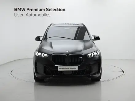 BMW X5 M60i 2025 года за 49 000 000 тг. в Алматы – фото 2