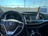 Toyota Highlander 2017 года за 13 500 000 тг. в Актау – фото 2
