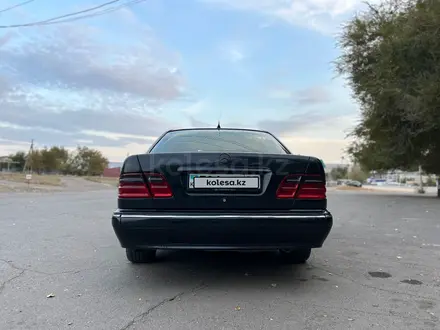 Mercedes-Benz E 320 2000 года за 5 000 000 тг. в Сарыозек – фото 20