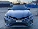 Toyota Camry 2020 года за 10 000 000 тг. в Актобе – фото 2