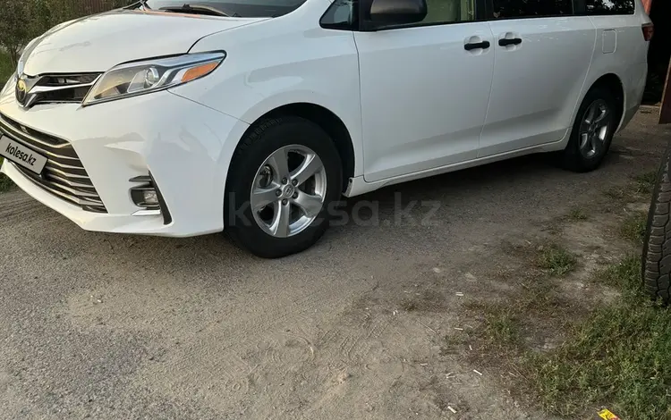 Toyota Sienna 2016 годаfor14 000 000 тг. в Алматы