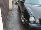 Mercedes-Benz E 240 1999 года за 2 000 000 тг. в Караганда – фото 4