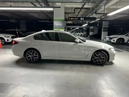 BMW 530 2022 года за 30 500 000 тг. в Алматы – фото 2