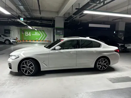 BMW 530 2022 года за 30 500 000 тг. в Алматы – фото 3