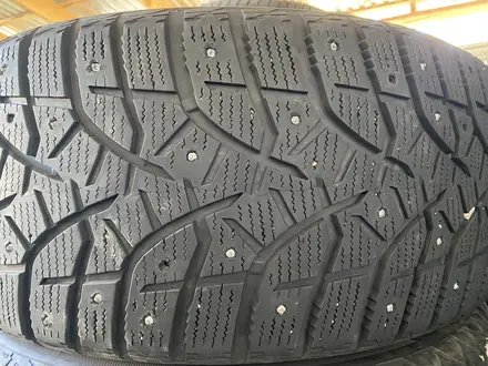 Комплект зимние шипованные шины 285/50/20 285/50R20 Bridgestoone. за 150 000 тг. в Алматы – фото 2