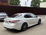 Toyota Camry 2021 года за 18 200 000 тг. в Уральск – фото 3