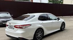 Toyota Camry 2021 года за 18 200 000 тг. в Уральск – фото 3