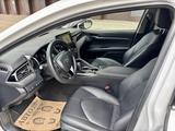 Toyota Camry 2021 года за 18 200 000 тг. в Уральск – фото 4