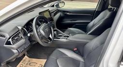 Toyota Camry 2021 года за 18 200 000 тг. в Уральск – фото 4