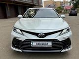 Toyota Camry 2021 года за 18 200 000 тг. в Уральск – фото 2