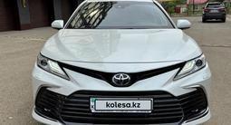 Toyota Camry 2021 года за 18 200 000 тг. в Уральск – фото 2