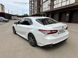 Toyota Camry 2021 года за 18 200 000 тг. в Уральск – фото 5