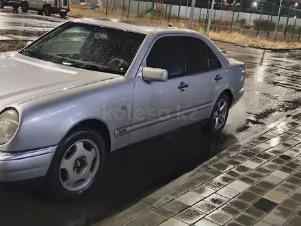 Mercedes-Benz E 240 1998 года за 2 500 000 тг. в Усть-Каменогорск – фото 15