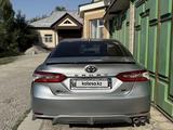 Toyota Camry 2020 года за 9 700 000 тг. в Шымкент – фото 2