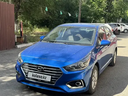 Hyundai Accent 2018 года за 6 500 000 тг. в Караганда – фото 2