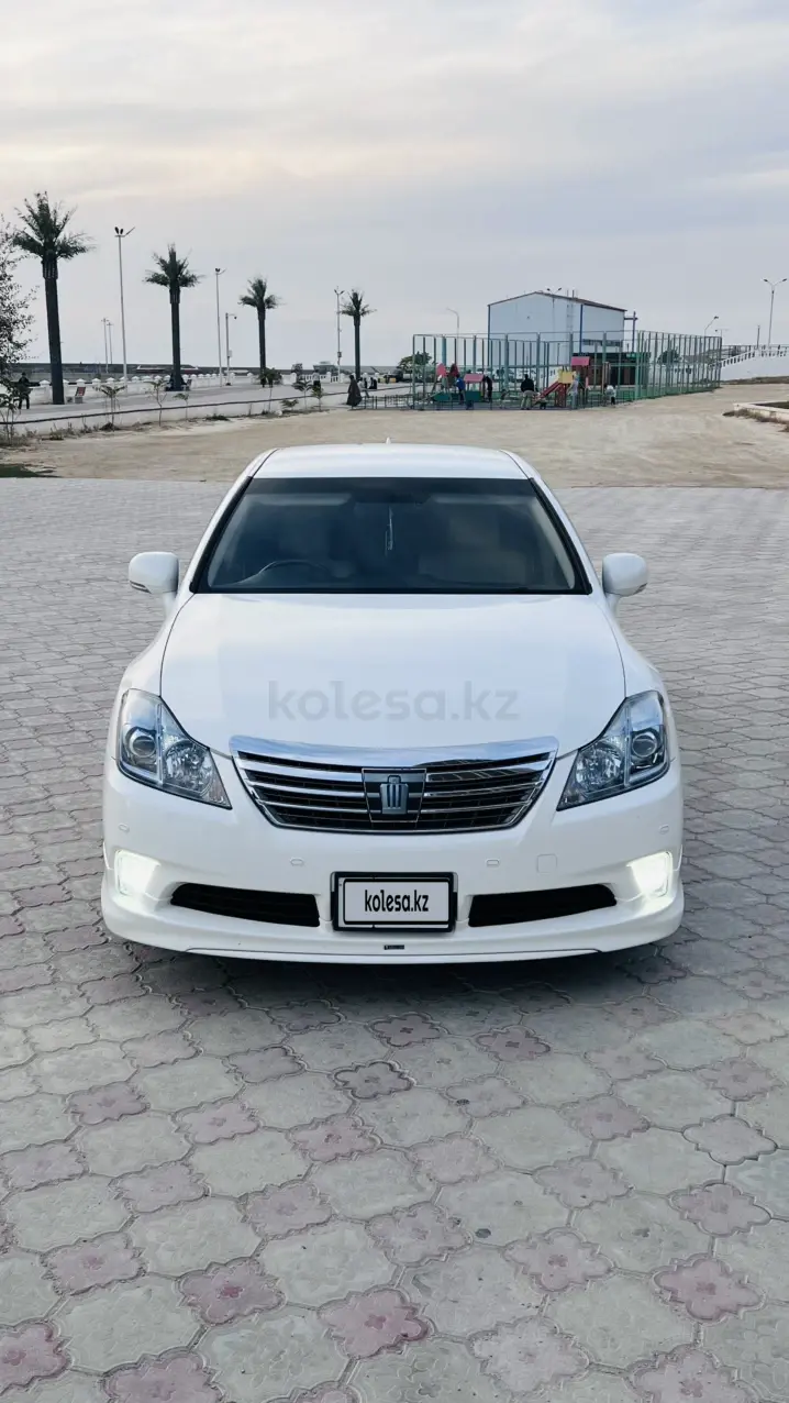 Toyota Crown, 2011