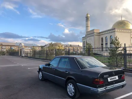 Mercedes-Benz E 300 1993 года за 1 200 000 тг. в Караганда – фото 2