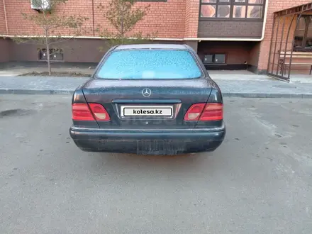 Mercedes-Benz E 230 1997 года за 1 500 000 тг. в Актобе – фото 4