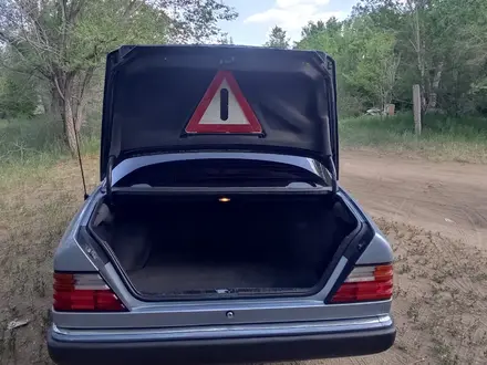 Mercedes-Benz E 260 1993 года за 2 730 000 тг. в Караганда – фото 17