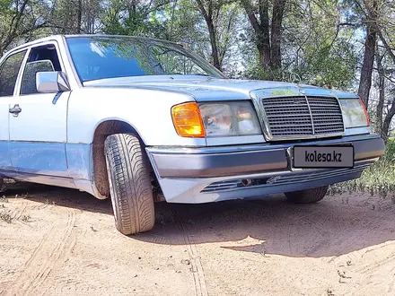 Mercedes-Benz E 260 1993 года за 2 730 000 тг. в Караганда – фото 3