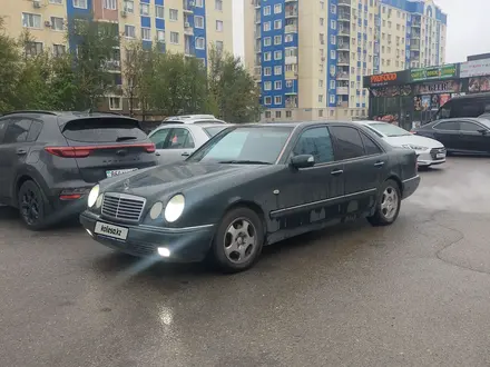 Mercedes-Benz E 320 1998 года за 3 100 000 тг. в Шымкент – фото 3