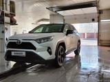 Toyota RAV4 2021 года за 18 000 000 тг. в Актобе