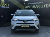 Toyota RAV4 2017 года за 10 390 000 тг. в Актобе – фото 2