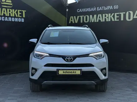 Toyota RAV4 2017 года за 10 390 000 тг. в Актобе – фото 2