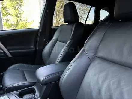 Toyota RAV4 2017 года за 10 390 000 тг. в Актобе – фото 18