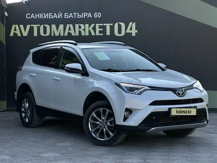 Toyota RAV4 2017 года за 10 390 000 тг. в Актобе – фото 3