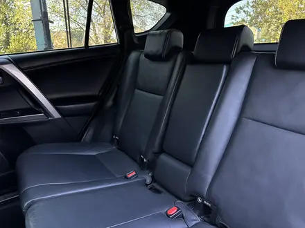 Toyota RAV4 2017 года за 10 390 000 тг. в Актобе – фото 21