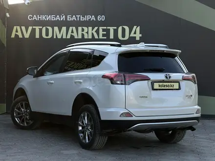 Toyota RAV4 2017 года за 10 390 000 тг. в Актобе – фото 4