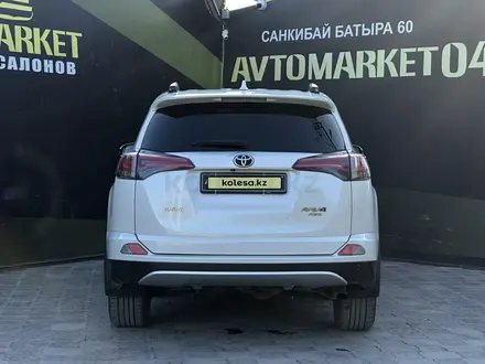Toyota RAV4 2017 года за 10 390 000 тг. в Актобе – фото 5