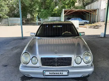 Mercedes-Benz E 240 1999 года за 3 300 000 тг. в Караганда – фото 2