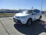 Toyota RAV4 2015 года за 12 500 000 тг. в Атырау