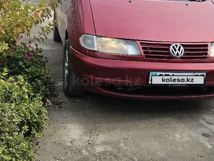 Volkswagen Sharan 1996 года за 1 600 000 тг. в Алматы – фото 2