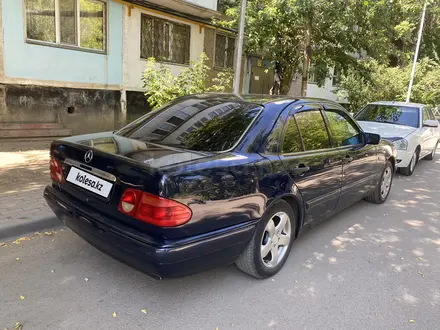 Mercedes-Benz E 240 1998 года за 3 100 000 тг. в Караганда