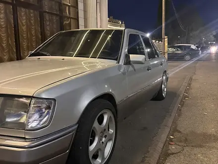 Mercedes-Benz E 220 1994 года за 2 400 000 тг. в Тараз – фото 2